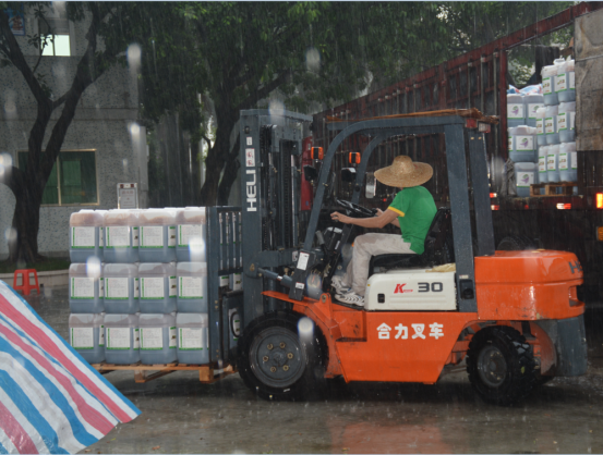 鄉(xiāng)喜叉車裝肥忙，大雨傾盆不可擋